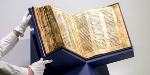 Un fost ambasador al SUA în România a cumpărat o Biblie veche de 1.000 de ani. Suma plătită, una record
