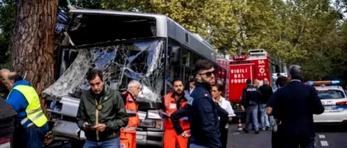 Zeci de persoane au fost rănite după ce un autobuz a intrat într-un copac, în Roma
