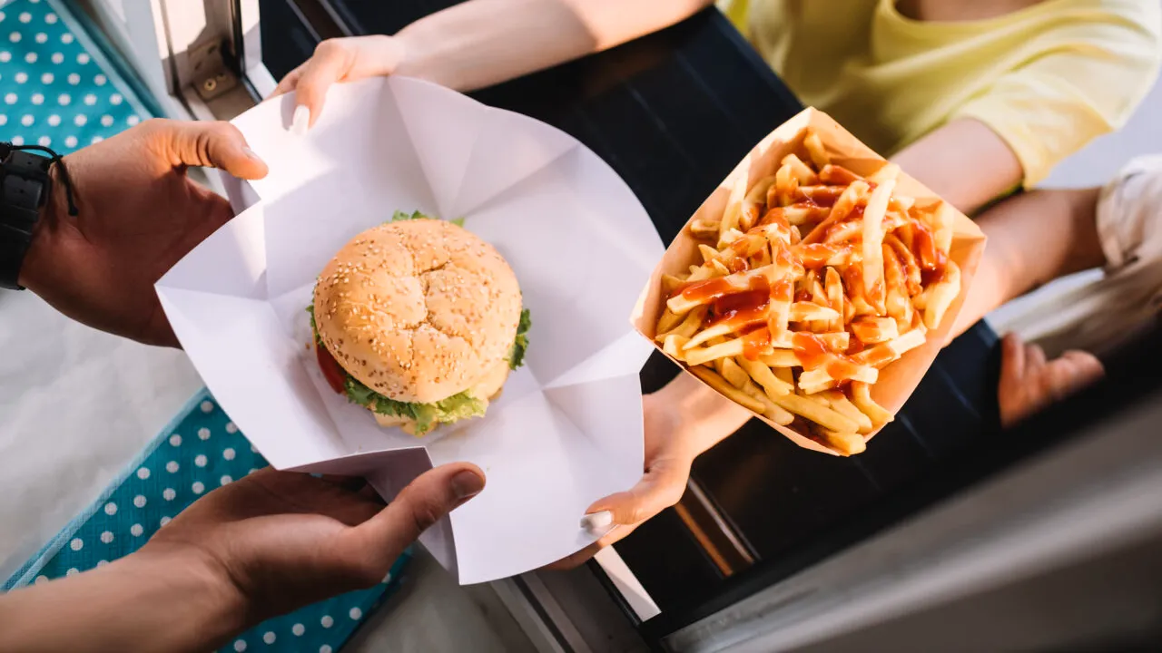 „Nu sunt robotul tău!”/Angajații McDonald’s se revoltă împotriva clienților