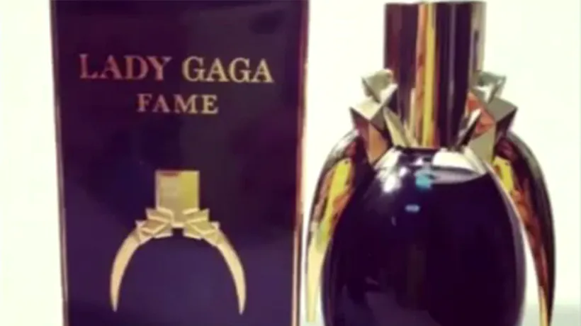 Lady Gaga își promovează noul parfum cu fotografii în care poartă gălbenușuri de ou