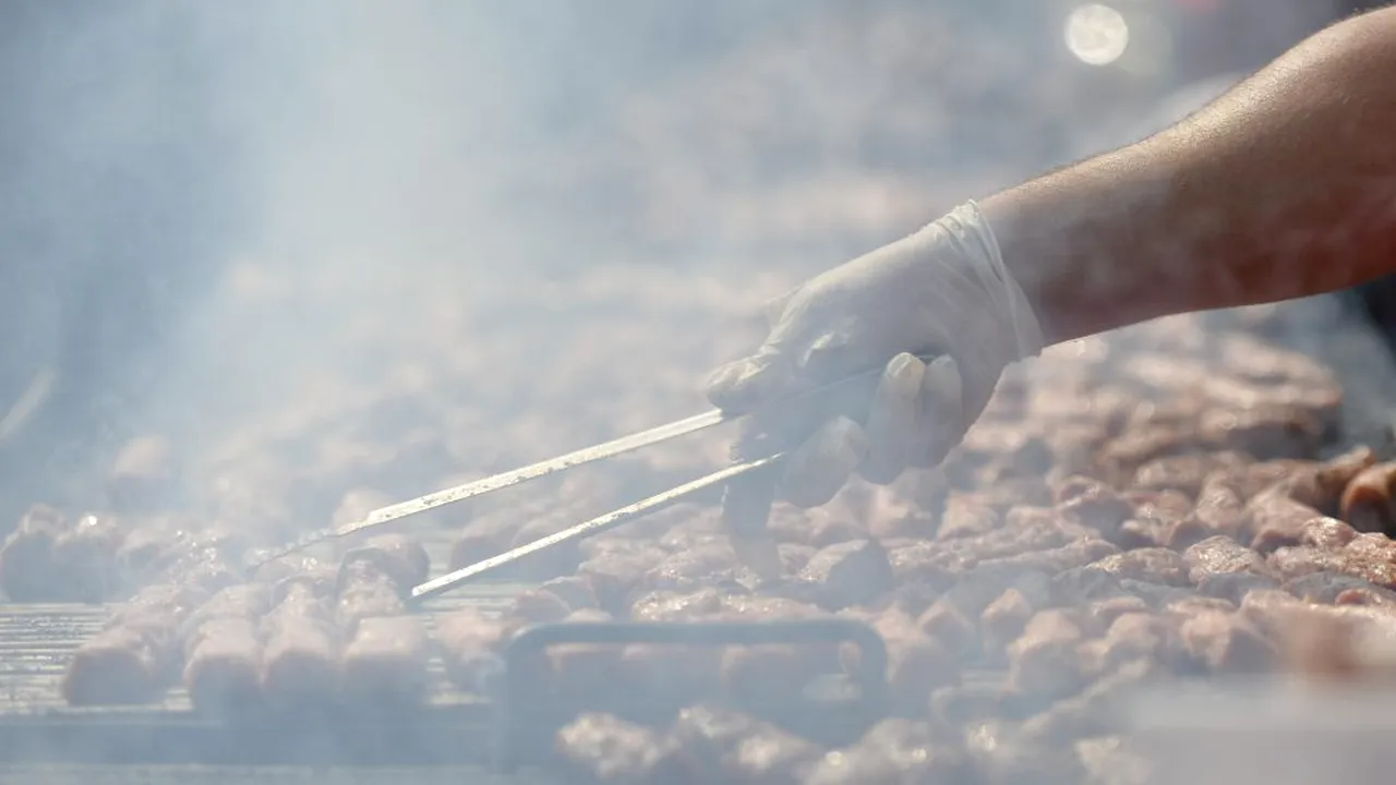 REVOLTĂTOR: Țara e în stare de urgență și unii petrec. Zeci de persoane au încins grătarele la Băilești