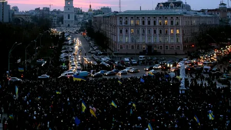 O sută de mii de manifestanți protestează în centrul Kievului. Peste o sută de protestatari și polițiști au fost răniți. Primăria a fost ocupată
