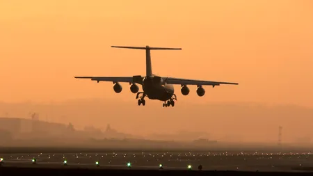 Cum economisești bani când călătorești CU AVIONUL. Cea mai ieftină zi pentru zboruri este DUMINICA