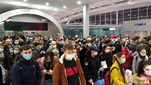 FOTO. Haos în plină pandemie de coroanvirus. Sute de persoane s-au înghesuit pe Aeroportul Otopeni: „O imagine care ne arată ce va urma în România următoarelor săptămâni”