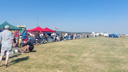 VIDEO | Show aviatic la aerodrom, organizat de Aeroclubul Craiova. Zeci de avioane au făcut spectacol pe cer