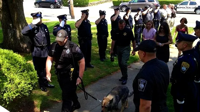 FOTO: Ofițeri de poliție salută un câine ciobănesc german care este dus la eutanasiere
