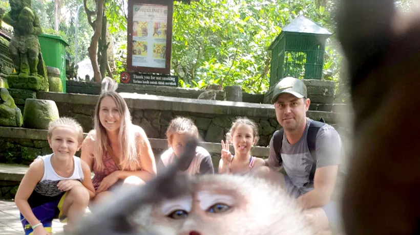 O fotografie de familie, „sabotată de o maimuță vulgară. Animalul a arătat degetul mijlociu la cameră