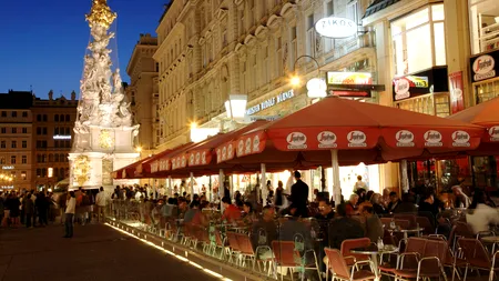 Patronul unui restaurant le-a aruncat mâncarea în față turiștilor. Motivul care l-a scos din sărite pe bărbat