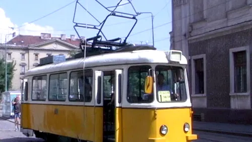 Incident grav în Iași: O femeie a fost târâtă pe stradă de tramvai, după ce a fost prinsă între uși - VIDEO
