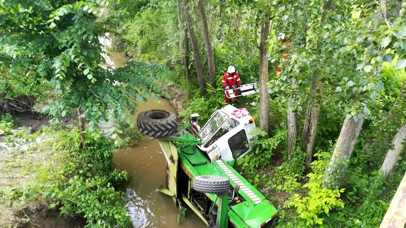Un bărbat, rănit grav după ce s-a răsturnat cu tractorul într-un pârâu din Neamț