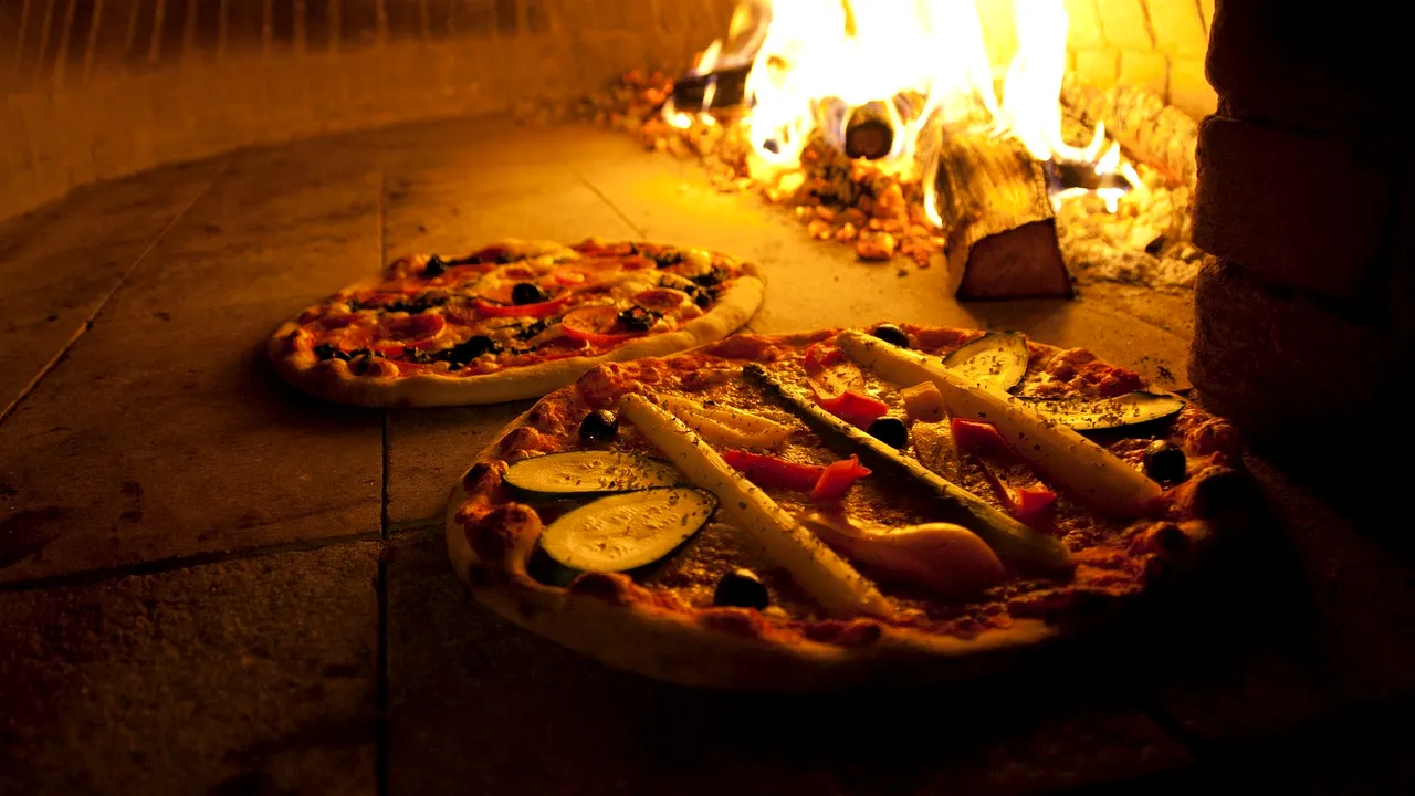 Ce a găsit un client într-o pizza comandată la domiciliu. Restaurantul a reacționat imediat