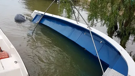 Un grup de turiști, la un pas de o tragedie: o barcă cu 15 persoane,  în care se aflau și trei copii, s-a răsturnat pe Dunăre