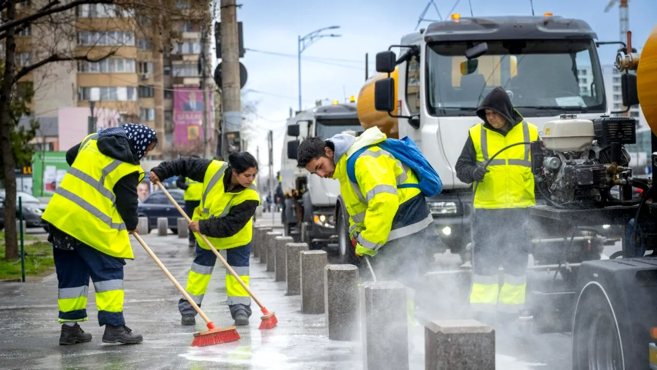 A început curățenia de primăvară în Sectorul 6. Șoferii, somați să-și mute mașinile de pe străzile principale