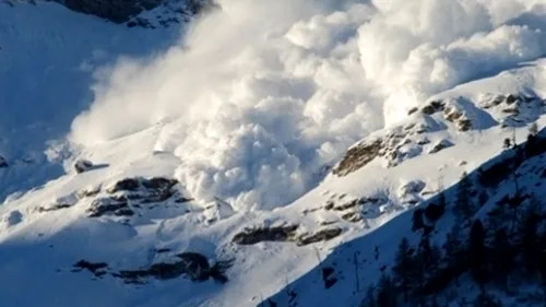 Trei turiști, surprinși de o avalanșă în Parâng. Unul dintre ei este dat dispărut 
