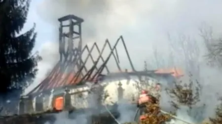 O biserică de lemn construită în urmă cu 233 de ani s-a făcut scrum în județul Timiș