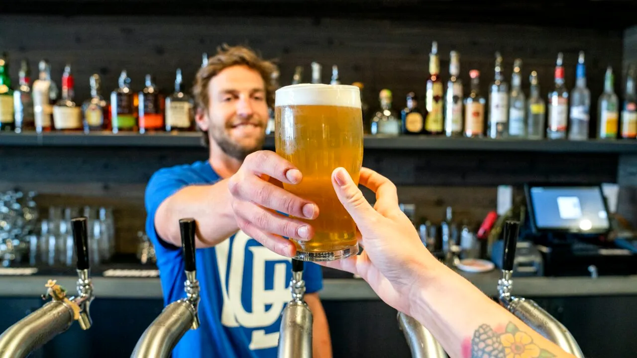 Băutura iubită de români, dar care crește riscul de accident vascular. Este extrem de periculoasă pentru creier