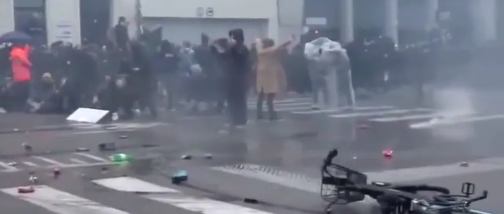 VIDEO | Proteste violente la Bruxelles față de vaccinare. Manifestanții au aruncat cu pietre în jandarmi, care au ripostat cu gaze lacrimogene. În mulţime au putut fi văzute şi drapele româneşti