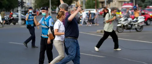 Doi cetățeni care protestau în Piața Victoriei, duși la audieri și sancționați