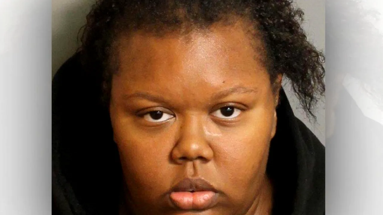 Băiat de opt ani, inculpat pentru uciderea unei fetițe de un an în timp ce mamele lor erau în club. Mama fetiței, acuzată și ea de ucidere