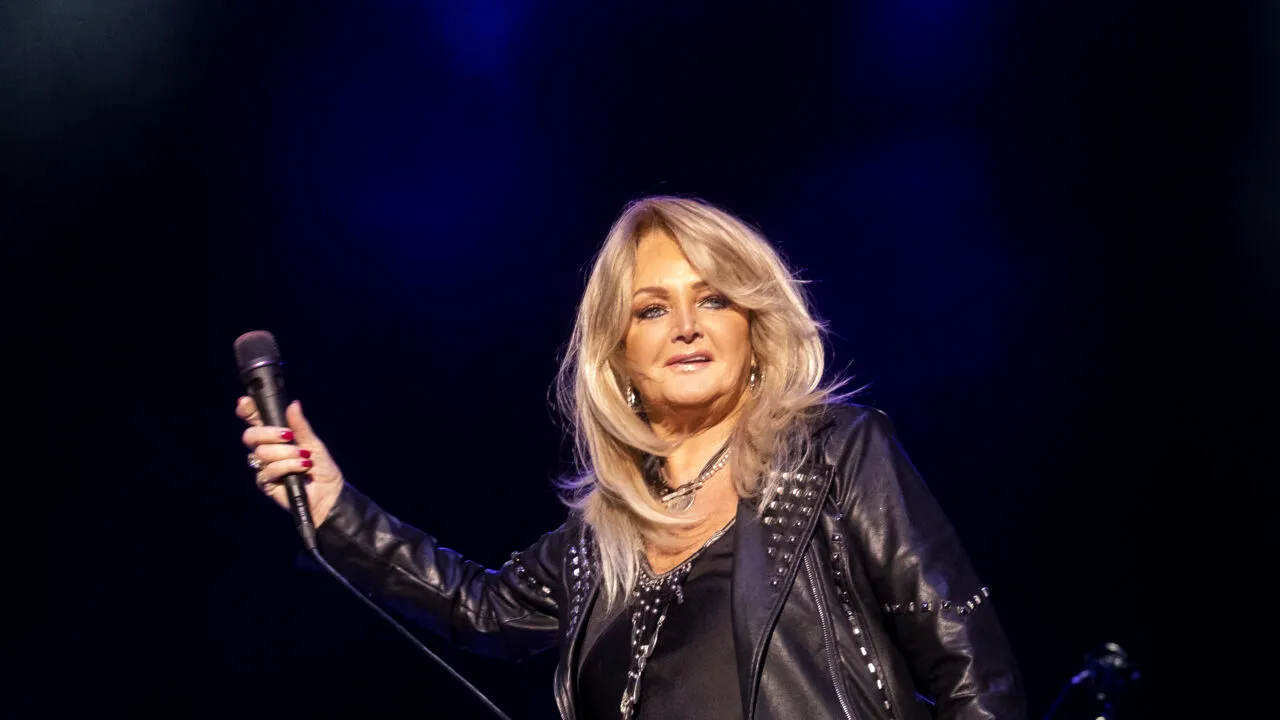 Bonnie Tyler a fost resuscitată după ce a intrat în stop cardiac, în timp ce medicii încercau să o scoată din coma indusă