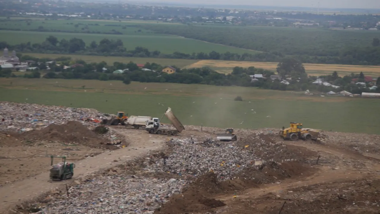 Groapa de gunoi Vidra funcționează ilegal încă din iulie 2020, cu acceptul tacit al Ministerului Mediului (P)