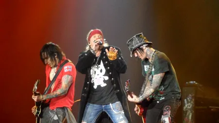 Axl Rose și-a speriat fanii cu o căzătură urâtă pe scenă - VIDEO 