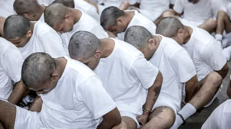 Administrația Trump, acuzată că ar fi DEPORTAT mai mulți migranți în Venezuela, încălcând o hotărâre a instanței. Casa Albă neagă acuzațiile