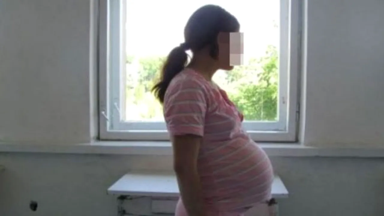 Minoră de 13 ani, gravidă cu un bărbat de 27 de ani. Tânărul are doar patru clase și a promis că o ia de nevastă