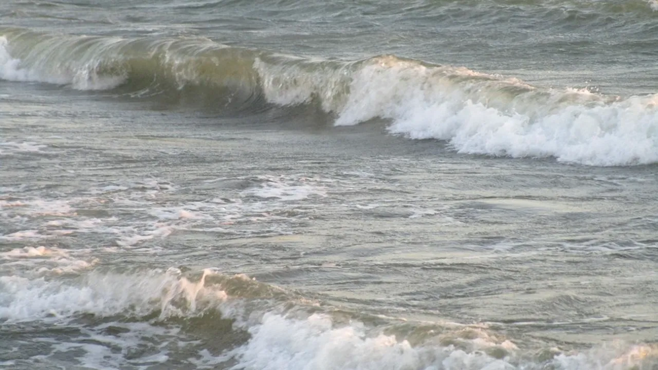 Marea e nemiloasă! Un copil de numai 8 ani a murit înecat în Marea Neagră, sub privirile mamei