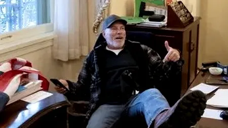 Bărbatul care şi-a pus picioarele pe biroul lui Nancy Pelosi, în timpul revoltei de la Capitoliu, a fost condamnat la închisoare