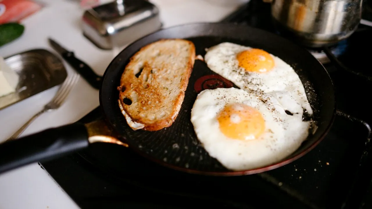 Ouă prăjite cu un gust perfect. Ce ingredient să adaugi în tigaie, înainte de a le prepara