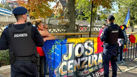 Călin Georgescu la control judiciar, pe covorul roșu. Un susținător este cercetat că a arborat un steag cu însemnele Mișcării Legionare