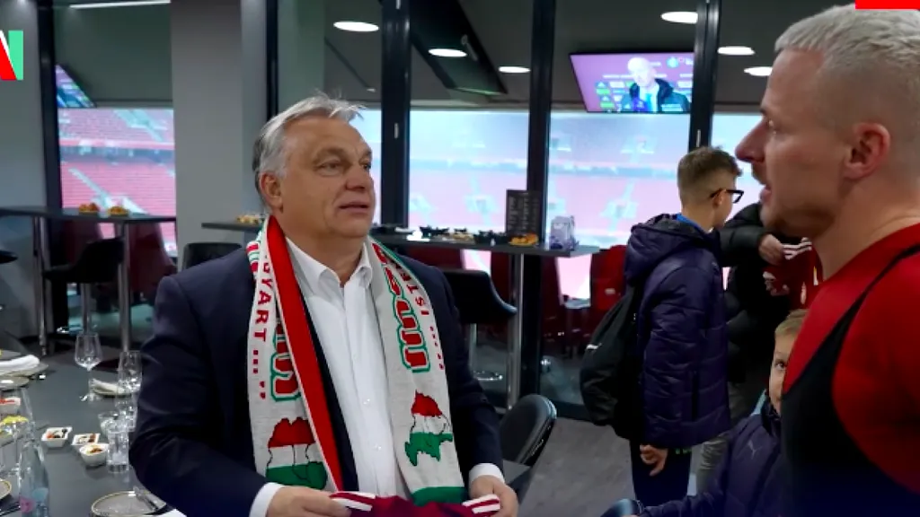 VIDEO | O nouă sfidare la adresa României din partea lui Viktor Orbán. Fularul cu Ungaria Mare, fluturat ostentativ la un meci al naționalei