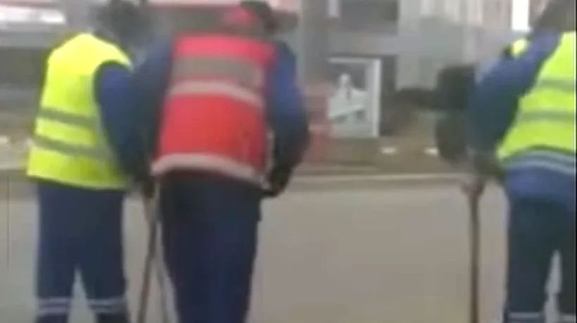 Dorel de Buzău: cum asfaltează cinci muncitori, la propriu, cu picioarele