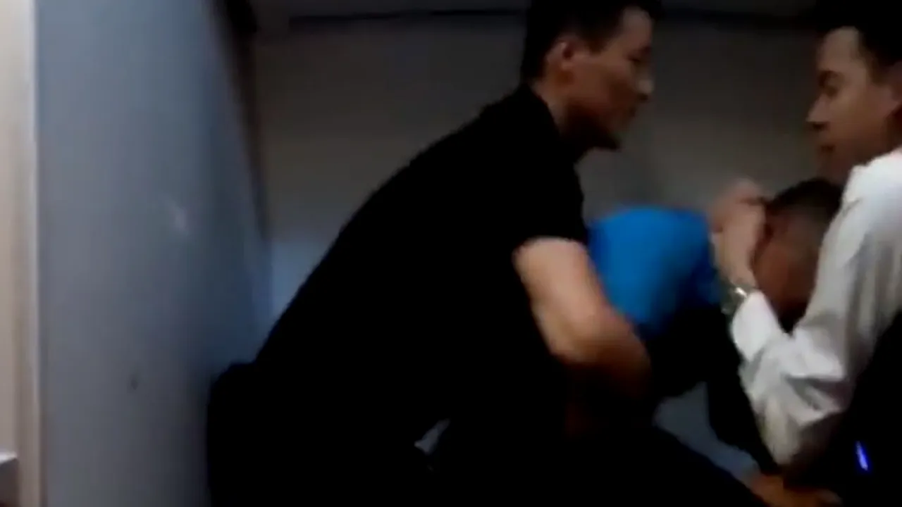 Momente de groază la înălțime: Un pasager a încercat să deschidă ușa de urgență a avionului chiar înainte de aterizare - VIDEO 