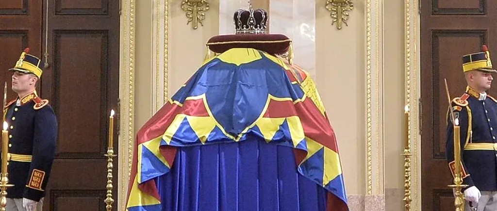 Moment extrem de emoționant la catafalcul regelui Mihai. Cine este bătrânul care i-a făcut pe toți să lăcrimeze. VIDEO