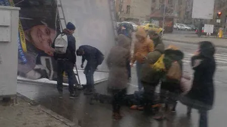 Un bătrân, în stare gravă la spital, după ce a fost culcat la pământ de un panou publicitar. Scena a fost filmată de camerele de supraveghere