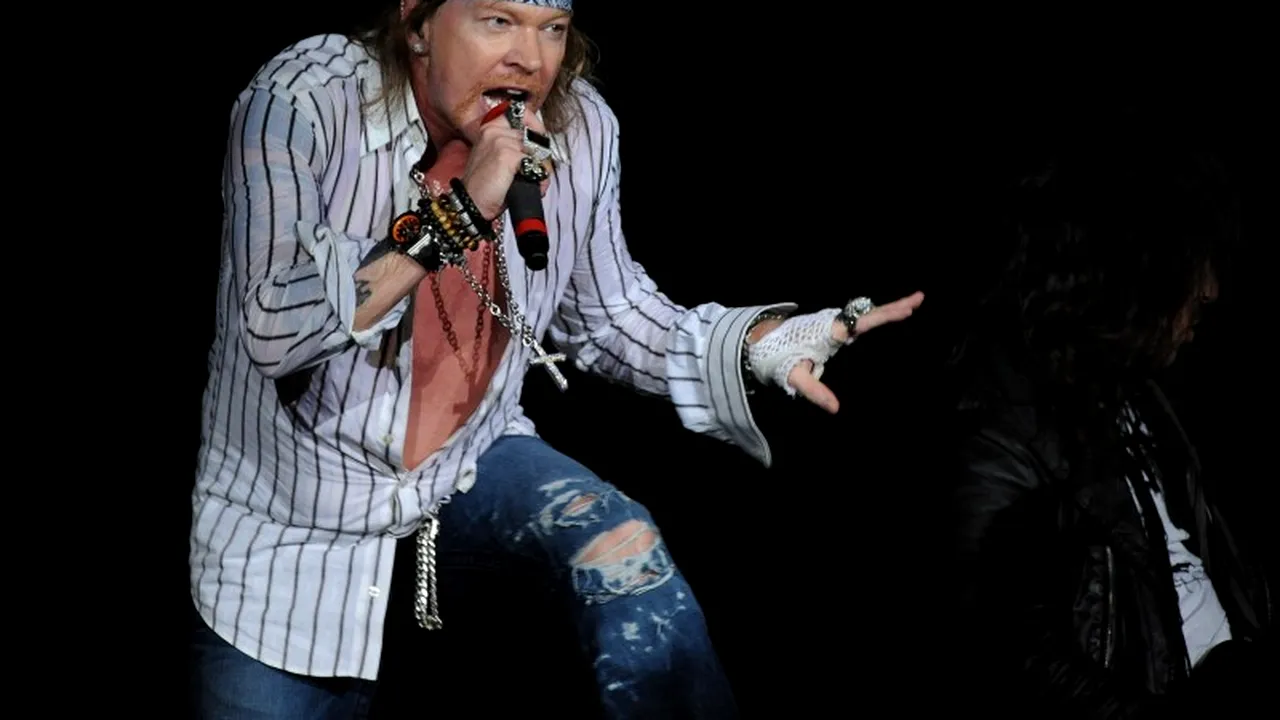 Axl Rose, JEFUIT în timpul unui concert privat pe care l-a susținut la Paris