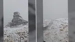 Imagini spectaculoase de la Vârful Omu. Ninge ca în plină iarnă, iar stratul de zăpadă a acoperit muntele