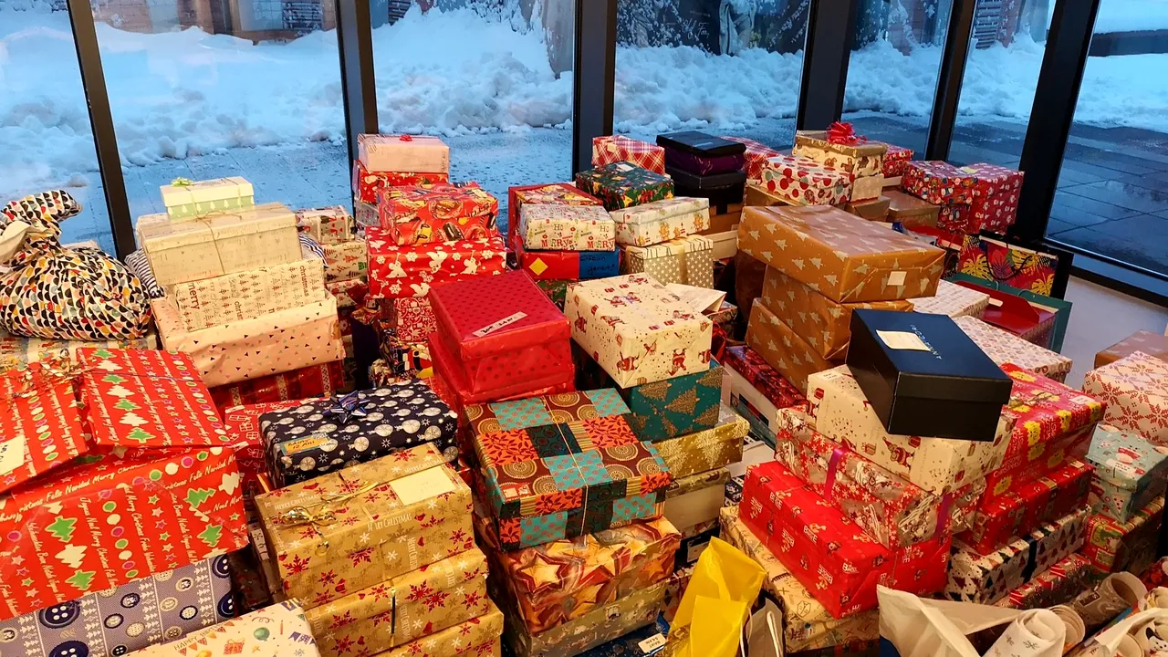 Un strop de bucurie în CUTIA DE PANTOFI. Fenomenul Shoebox, al voluntarilor care oferă darurui copiilor nevoiași 