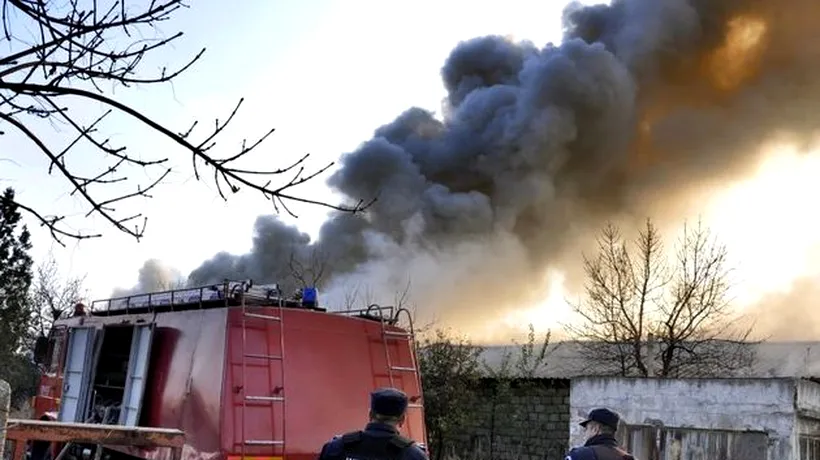 Incendiu la un service din Pitești. Două persoane care au intervenit au necesitat îngrijiri medicale