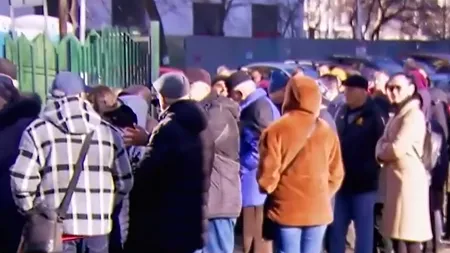Sute de oameni stau la COADĂ pentru a plăti taxele și impozitele din 2025. Ghișeele din întreaga țară, luate cu asalt de români