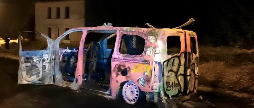 Petrecere de Anul Nou cu 2.500 de persoane în Franța! Tinerii au dat foc mașinii de la Jandarmerie și au vopsit-o în roz! (VIDEO)