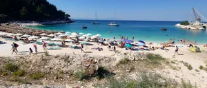 Grecia a introdus o nouă TAXĂ pentru turiști. Cât vor plăti pentru fiecare zi petrecută în destinația preferată de vacanță