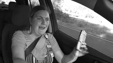 O șoferiță vrea să dea în judecată Meta, Turo, YouTube și Reddit. A intrat cu mașina închiriată într-un șanț pentru că stătea pe telefon