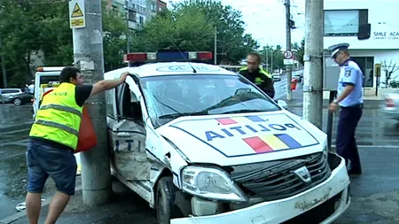 Mașină de poliție din Galați, lovită în plin de un șofer care a ignorat sirena. VIDEO cu momentul impactului. Un polițist a fost rănit