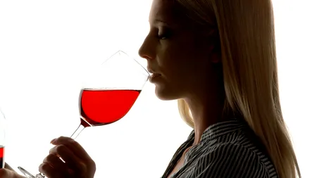 Femeie arestată în Dubai după ce a consumat UN PAHAR DE VIN în avion. 