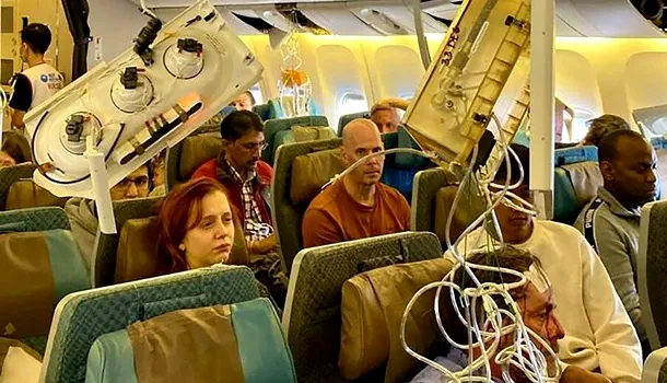 <span style='background-color: #dd9933; color: #fff; ' class='highlight text-uppercase'>ACTUALITATE</span> Imaginile disperării de la bordul unui avion Boeing distrus de turbulențe intense: „S-au lovit cu capul de cabinele de bagaje”
