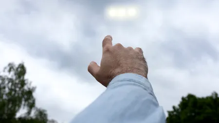 PANICĂ pe cerul Italiei: Oamenii au sesizat un obiect zburător misterios 