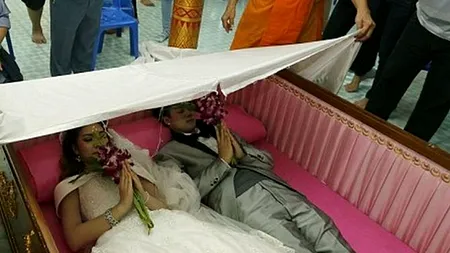 Un cuplu stă într-un sicriu, însă toată lumea e fericită în jur. Explicația unui ritual budhist